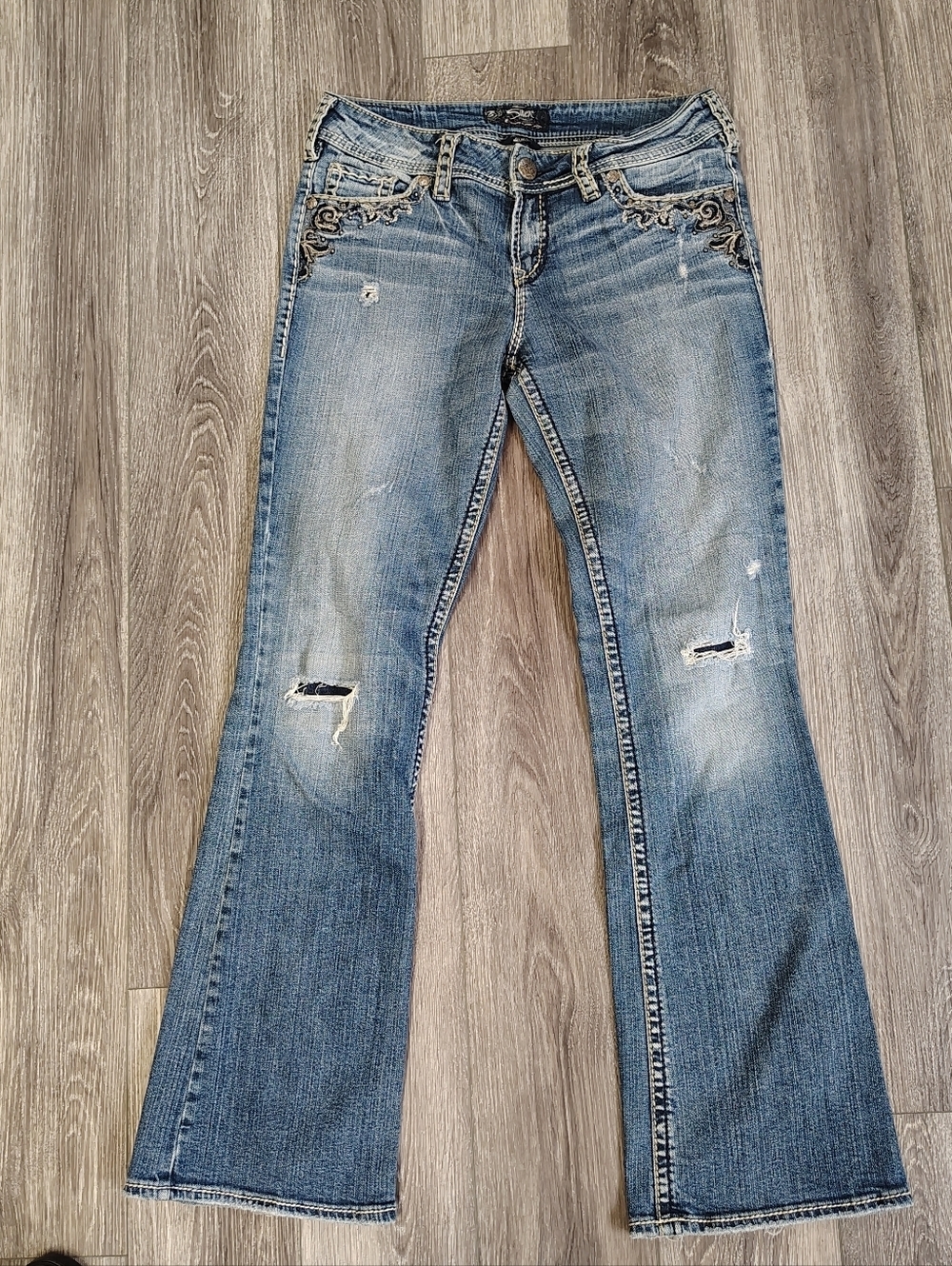 Silver Suki Bootcut Distressed Light Blue Jeans with Embroidered Pockets Size 29